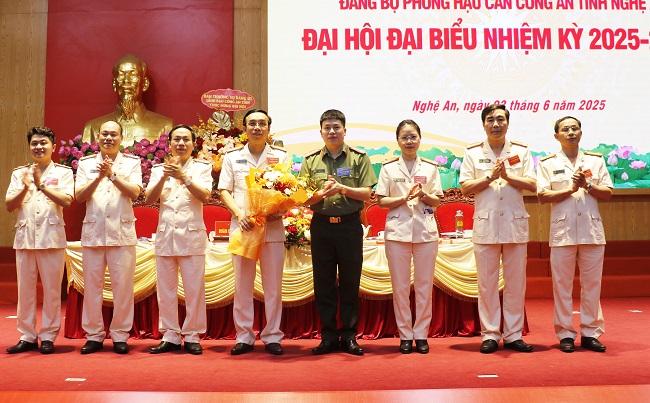 Đồng chí Đại tá Trần Hồng Quang, Phó Giám đốc Công an tỉnh tặng hoa chúc mừng Ban Chấp hành khóa mới