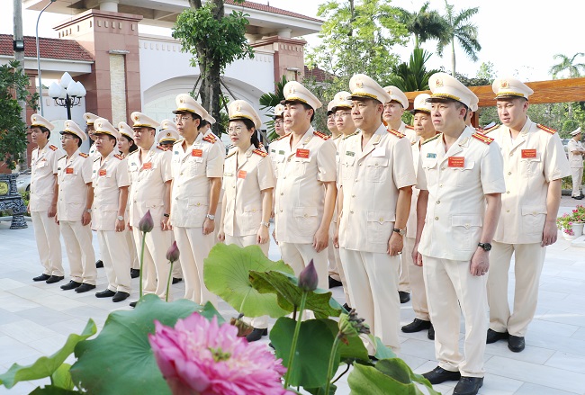 Đảng bộ Phòng Hậu cần thành kính dâng hoa, dâng hương tưởng niệm Chủ tịch Hồ Chí Minh