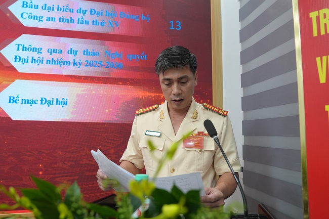 Thượng tá Đặng Viết Mạnh, Phó Chủ nhiệm UBKT Đảng ủy Công an tỉnh, Phó Thủ trưởng Cơ quan UBKT Đảng ủy trình bày báo cáo chính trị