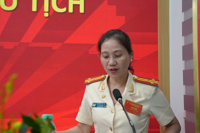 Thượng tá Nguyễn Việt Hà, Uỷ viên chuyên trách UBKT Đảng ủy Công an tỉnh báo cáo tình hình Đảng viên dự Đại hội