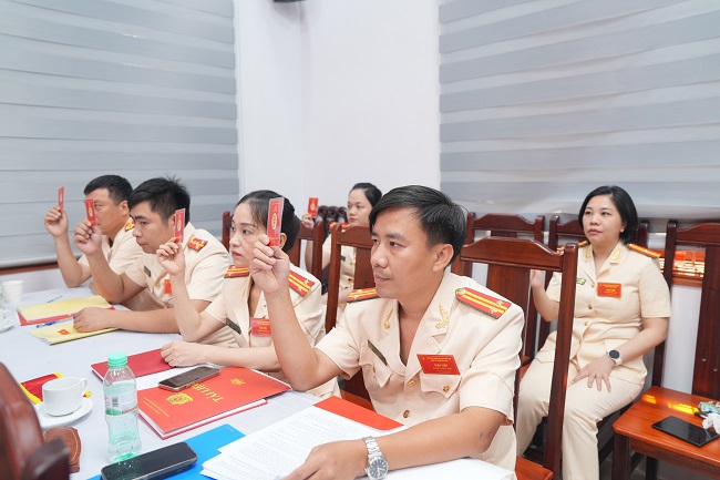 Các đảng viên trong Chi bộ biểu quyết, thống nhất thông qua văn kiện Đại hội Đảng cấp trên