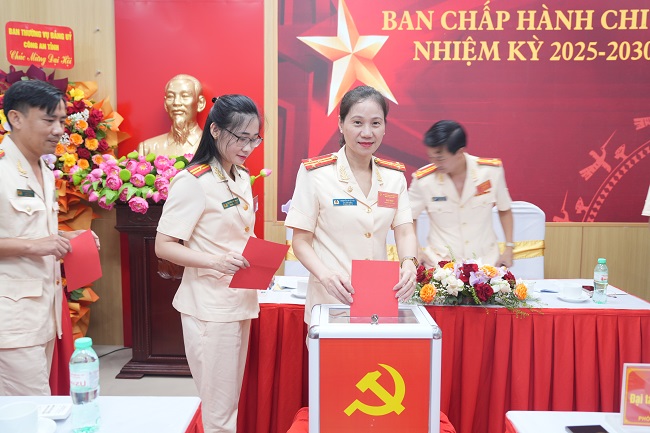 Các đại biểu bỏ phiếu bầu Ban Chấp hành Chi bộ lần thứ I, nhiệm kỳ 2025 - 2030