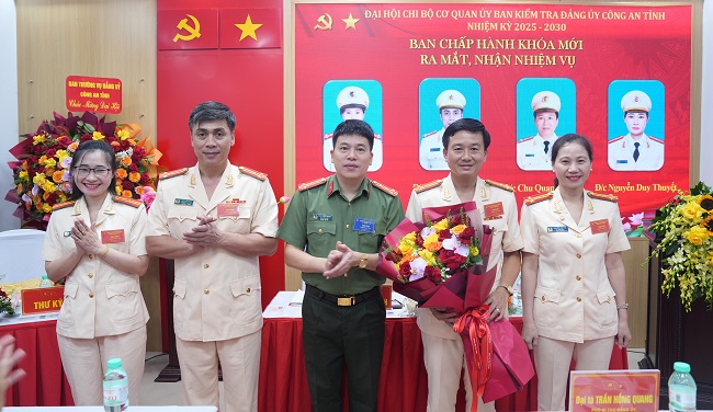 Đồng chí Đại tá Trần Hồng Quang, Phó Giám đốc Công an tỉnh tặng hoa chúc mừng Ban Chấp hành khóa mới
