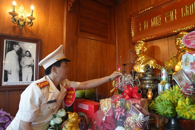 Các đại biểu dâng hương tưởng niệm Chủ tịch Hồ Chí Minh, Đồng chí Đại tướng Võ Nguyên Giáp, Đồng chí Bộ trưởng Trần Quốc Hoàn và các Anh hùng liệt sĩ