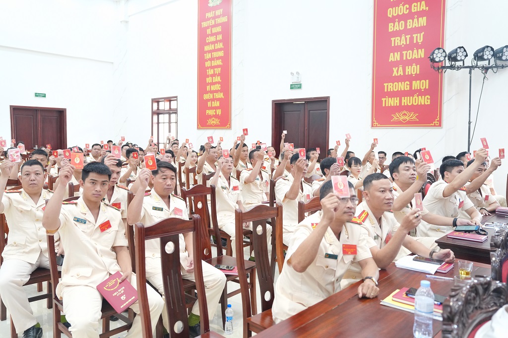 Các đảng viên trong Đảng bộ biểu quyết, thống nhất thông qua văn kiện Đại hội Đảng cấp trên