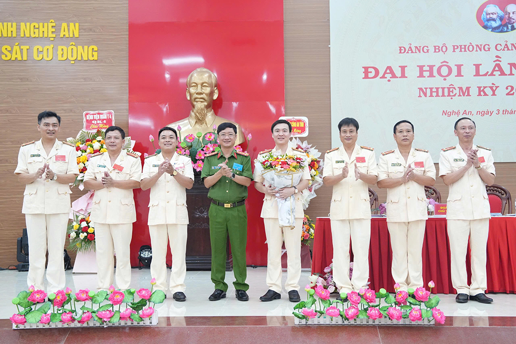 Đồng chí Đại tá Trần Ngọc Tuấn, Phó Giám đốc Công an tỉnh tặng hoa chúc mừng Ban chấp hành mới