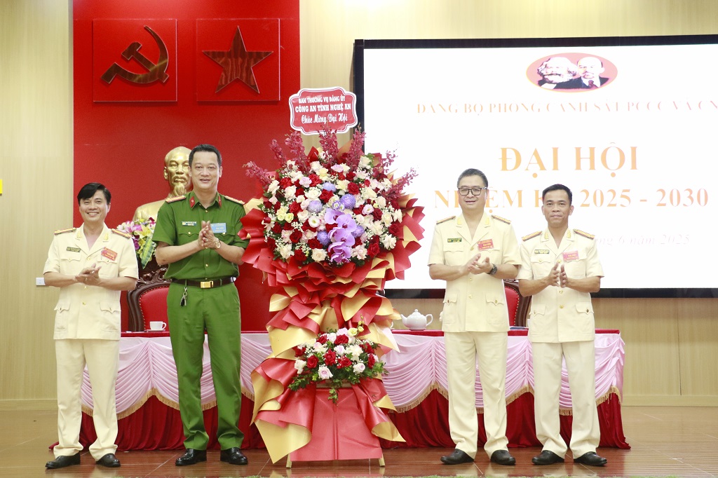 Thay mặt Ban Thường vụ Đảng ủy Công an tỉnh, đồng chí Đại tá Nguyễn Đức Cường tặng hoa chúc mừng Đại hội