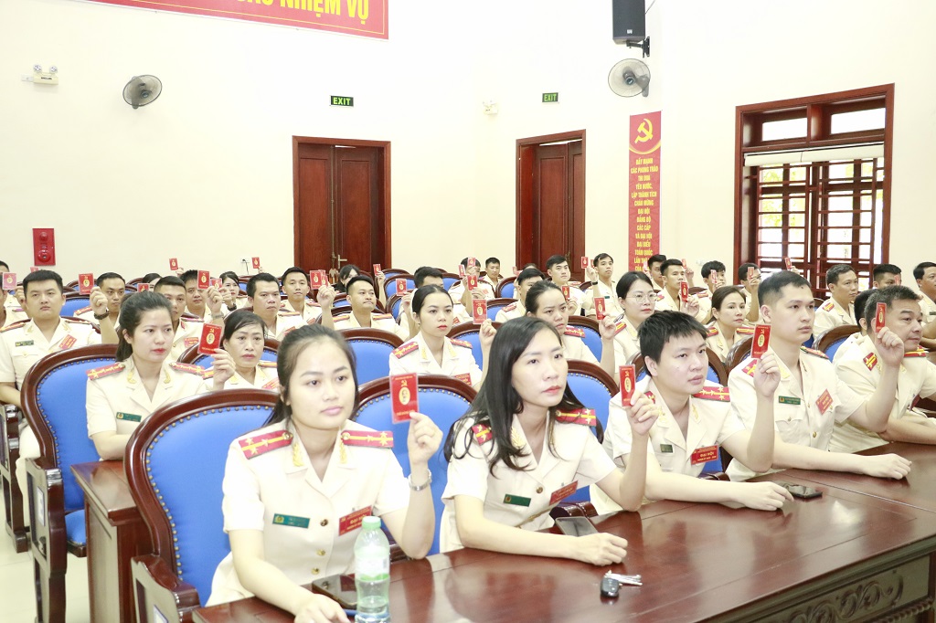 Các đảng viên trong Đảng bộ biểu quyết, thống nhất thông qua văn kiện Đại hội Đảng cấp trên