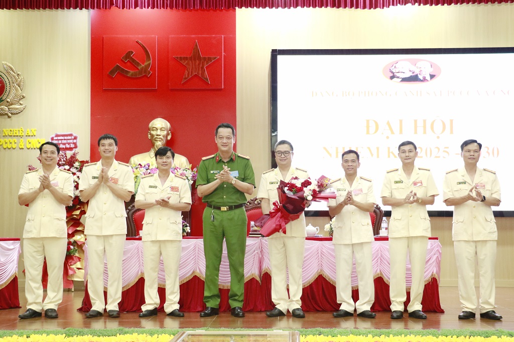 Đồng chí Đại tá Nguyễn Đức Cường, Phó Giám đốc Công an tỉnh tặng hoa chúc mừng Ban Chấp hành mới ra mắt nhận nhiệm vụ