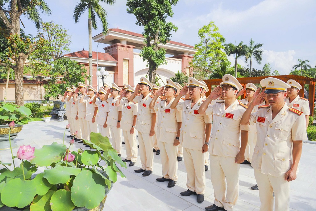  Lãnh đạo và cán bộ, đảng viên Đảng bộ Phòng Cảnh sát PCCC và CNCH đã tổ chức dâng hoa, dâng hương tưởng niệm Chủ tịch Hồ Chí Minh, đồng chí Đại tướng Võ Nguyên Giáp, đồng chí Bộ trưởng Trần Quốc Hoàn và các Anh hùng liệt sĩ tại Nhà tưởng niệm trong khuôn viên Công an tỉnh Nghệ An. 