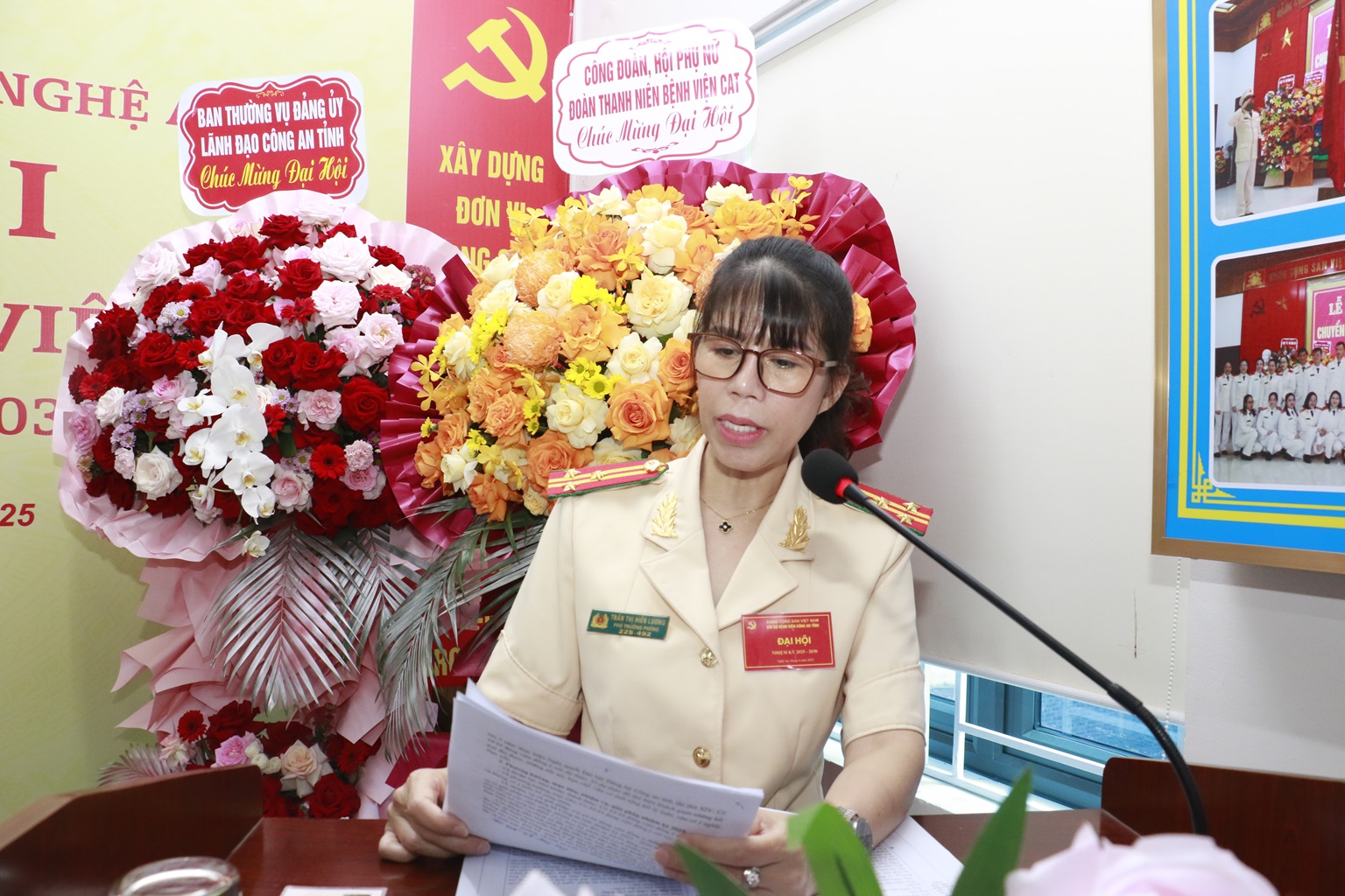 Thượng tá Trần Thị Hiền Lương, Phó Giám đốc Bệnh viện Công an tỉnh thông qua chương trình, nội quy, quy chế làm việc của Đại hội