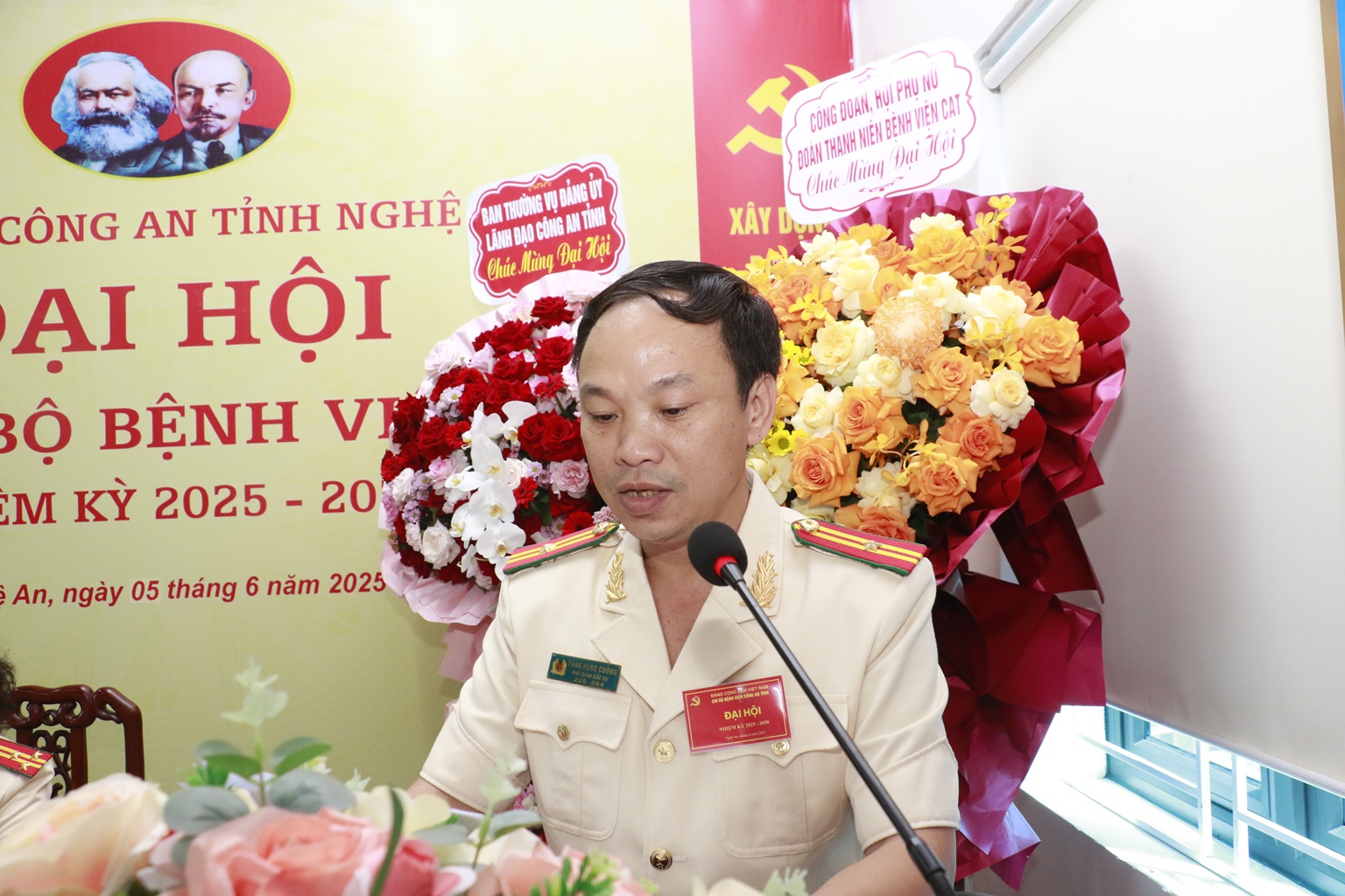 Thiếu tá Tăng Hùng Cường - Phó Giám đốc Bệnh viện Công an tỉnh trình bày báo cáo chính trị của Ban chấp hành nhiệm kỳ 2025-2030