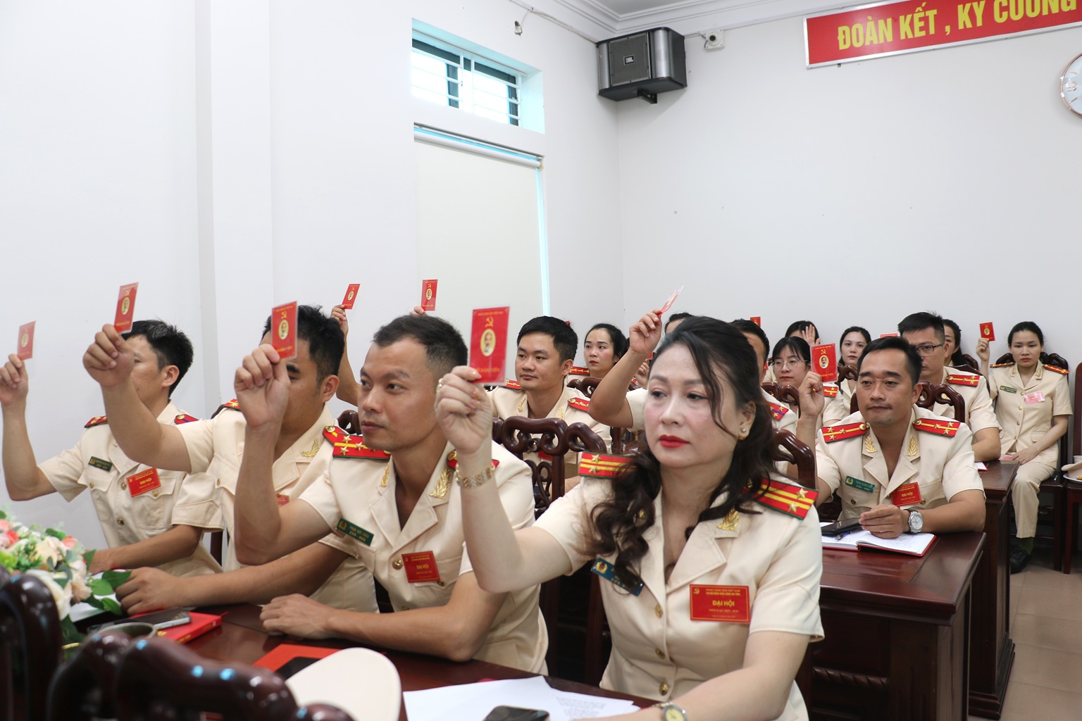 Các đại biểu biểu quyết thông qua nghị quyết