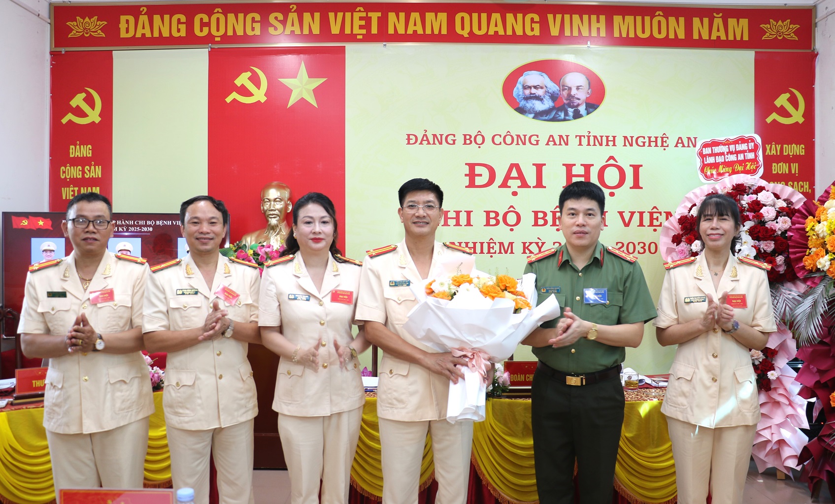 Tặng hoa chúc mừng Ban chấp hành khóa mới