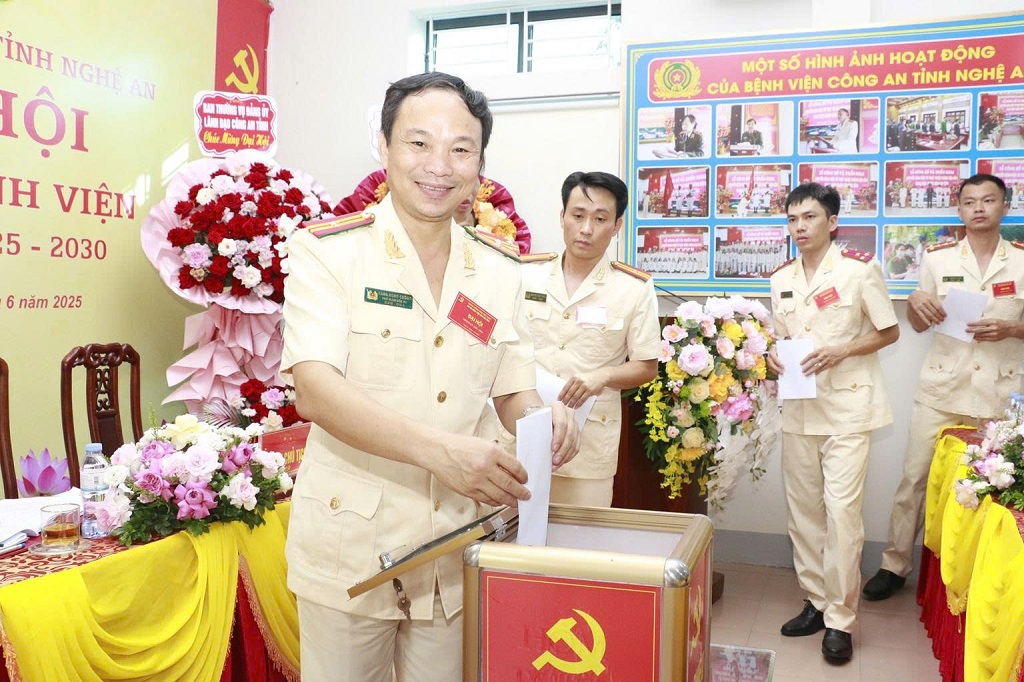 Các đại biểu bỏ phiếu bầu Ban Chấp hành Bệnh viện Công an tỉnh nhiệm kỳ 2025 - 2030