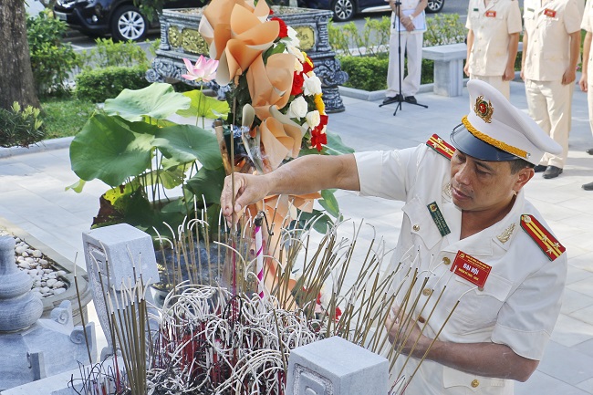 Thượng tá Nguyễn Xuân Thái – Trưởng Phòng Kỹ thuật nghiệp vụ và Ngoại tuyến dâng hương tưởng niệm Chủ tịch Hồ Chí Minh