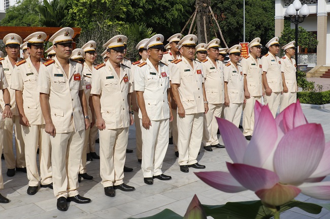 Đảng bộ Phòng Kỹ thuật nghiệp vụ và Ngoại tuyến dâng hoa, hương tưởng niệm Chủ tịch Hồ Chí Minh