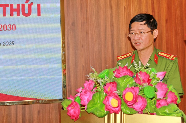 Đồng chí Đại tá Trần Ngọc Tuấn, Ủy viên Ban Thường vụ Đảng ủy, Phó Giám đốc Công an tỉnh phát biểu chỉ đạo tại Đại hội