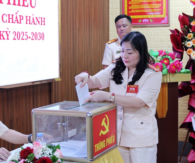 Các đại biểu bỏ phiếu bầu Ban Chấp hành Đảng bộ nhiệm kỳ 2025 - 2030