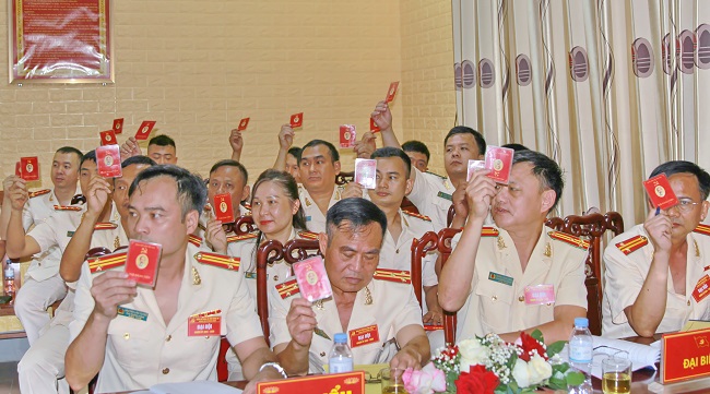 Các đại biểu thông qua Nghị quyết Đại hội