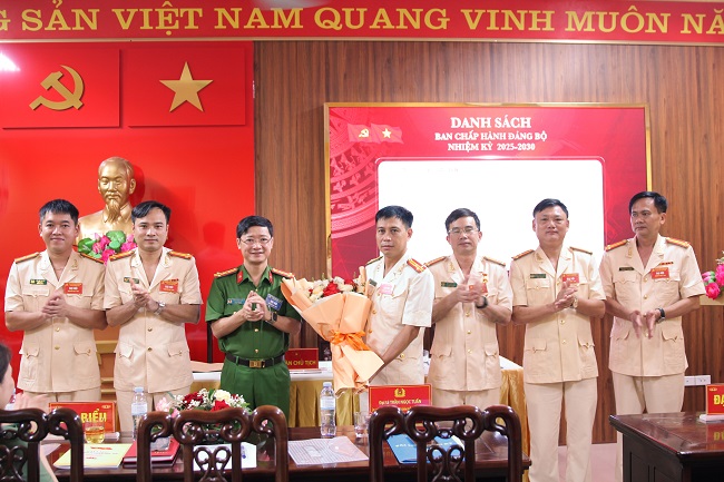 Đồng chí Đại tá Trần Ngọc Tuấn, Ủy viên Ban Thường vụ Đảng ủy, Phó Giám đốc Công an tỉnh tặng hoa chúc mừng Ban Chấp hành khóa mới