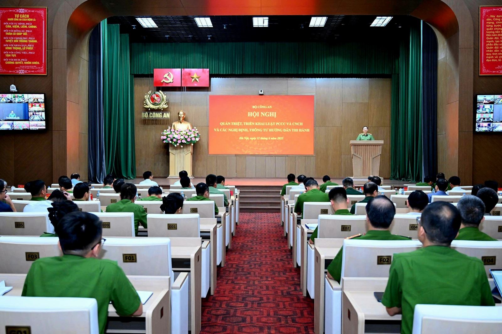 Các đại biểu tham dự hội nghị tại điểm cầu Bộ Công an