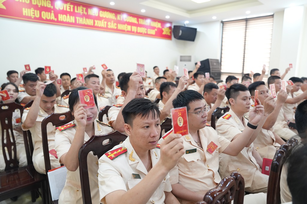 Các đảng viên trong Đảng bộ biểu quyết, thống nhất thông qua văn kiện Đại hội Đảng cấp trên