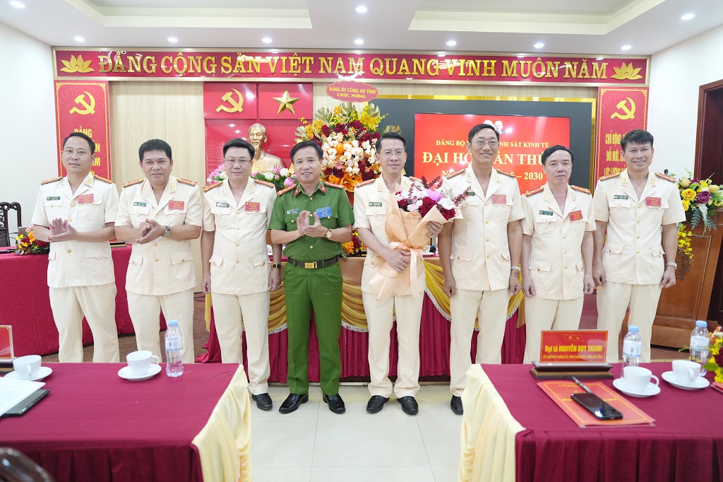 Đồng chí Đại tá Nguyễn Duy Thanh, Phó Giám đốc Công an tỉnh tặng hoa chúc mừng Ban Chấp hành mới ra mắt nhận nhiệm vụ