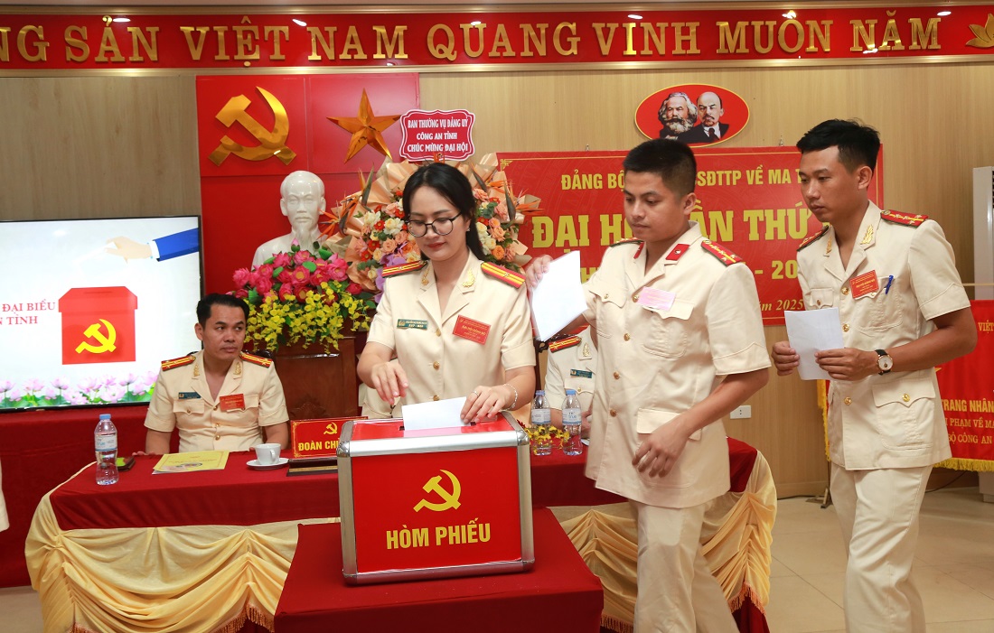 Các đại biểu bỏ phiếu bầu Ban Chấp hành Đảng bộ nhiệm kỳ 2025 - 2030