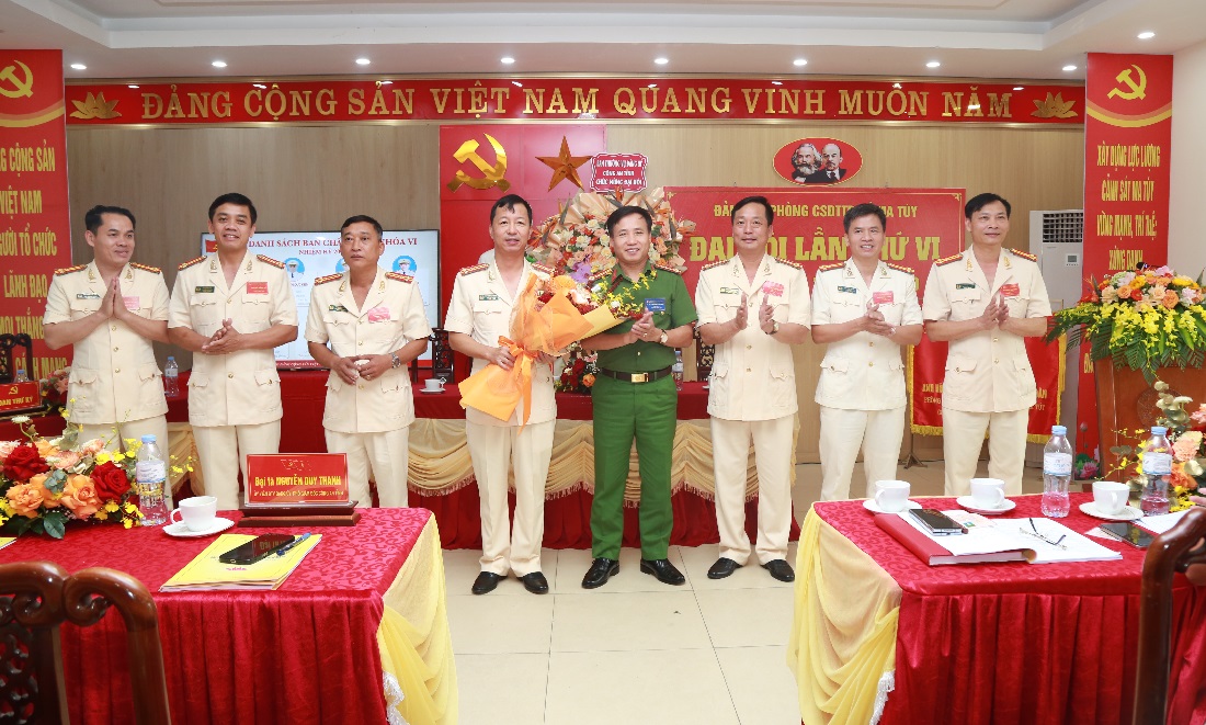 Đồng chí Đại tá Nguyễn Duy Thanh, Phó Giám đốc Công an tỉnh tặng hoa chúc mừng Ban Chấp hành mới ra mắt nhận nhiệm vụ