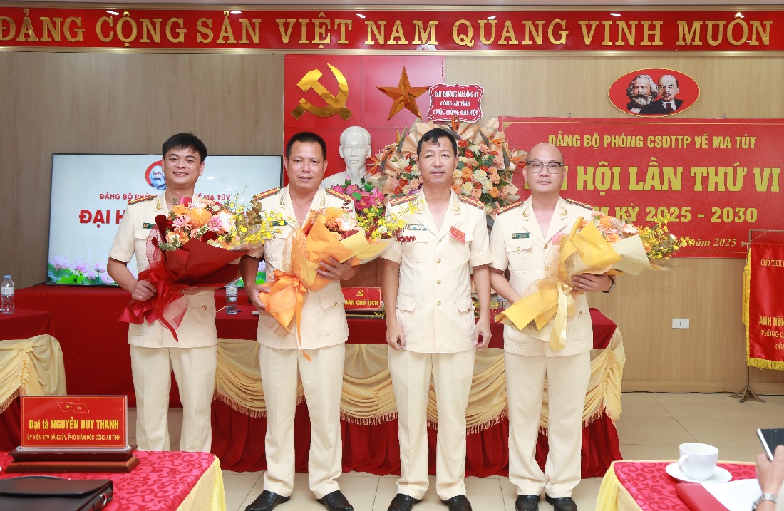 Tặng hoa các đồng chí không tham gia Ban chấp hành khóa mới