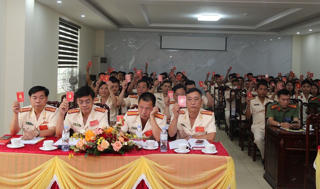 Các đảng viên trong Đảng bộ biểu quyết thông qua Nghị quyết Đại hội