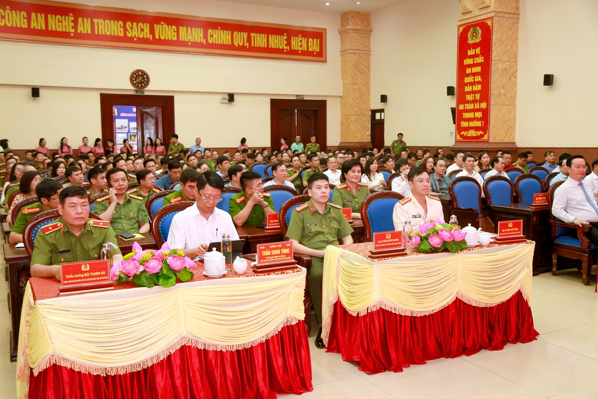 Các đại biểu dự buổi lễ