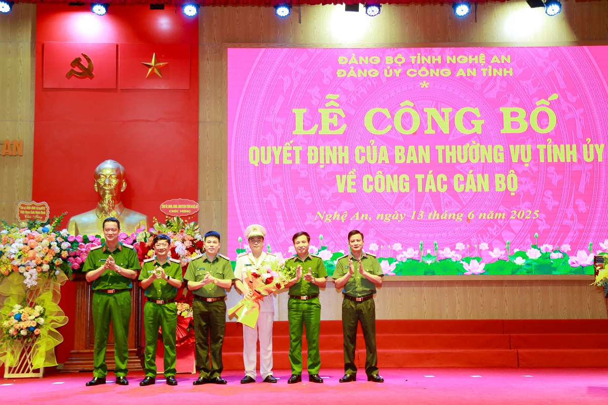 Các đồng chí trong Ban Thường vụ Đảng ủy, Lãnh đạo Công an tỉnh Nghệ An tặng hoa chúc mừng đồng chí Đại tá Đinh Việt Dũng