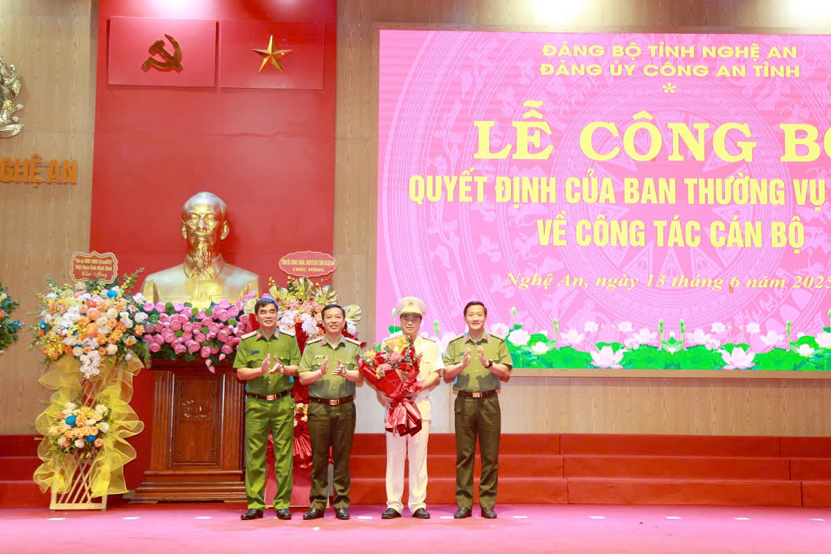 Các đồng chí trong Ban Thường vụ Đảng ủy Công an tỉnh Hà Tĩnh chúc mừng đồng chí Đại tá Đinh Việt Dũng