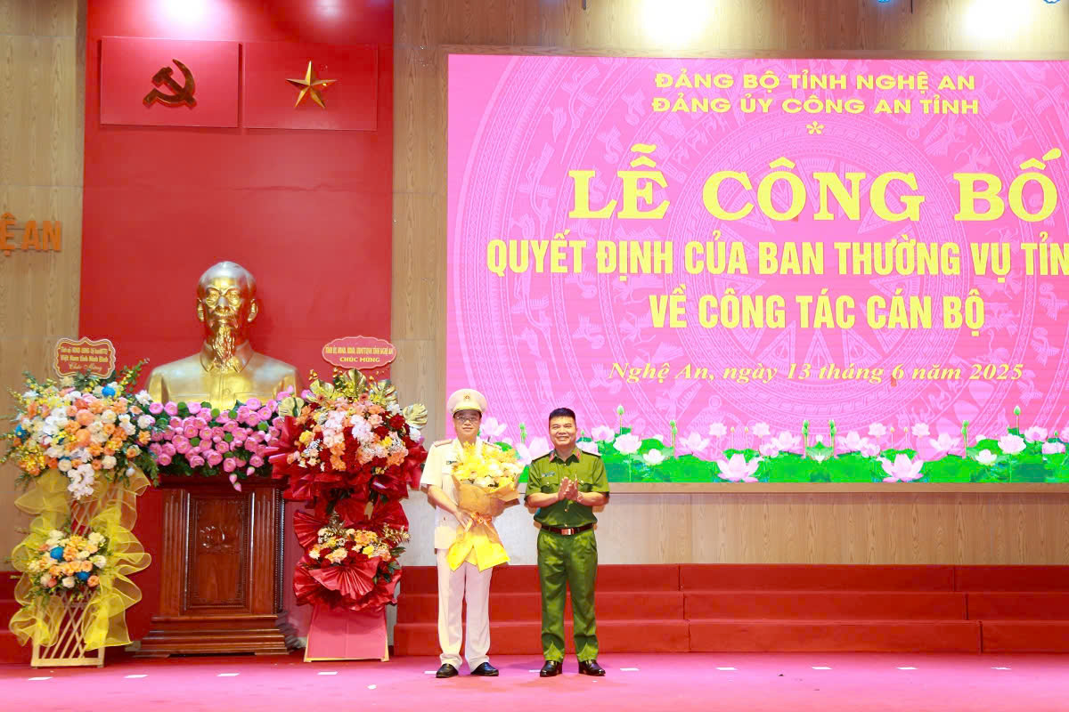 Đại diện Lãnh đạo Công an tỉnh Ninh Bình tặng hoa chúc mừng đồng chí Đại tá Đinh Việt Dũng
