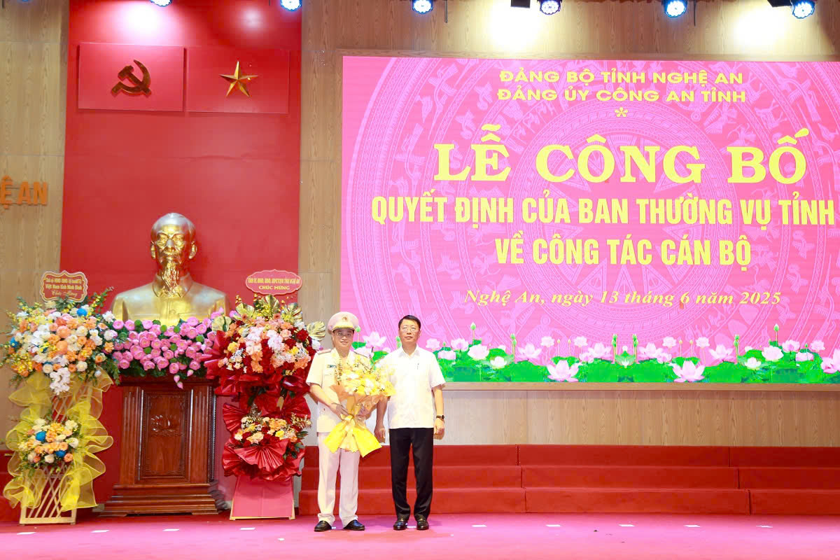 Đồng chí Trần Song Tùng, Ủy viên Ban Thường vụ Tỉnh ủy, Phó Chủ tịch UBND tỉnh Ninh Bình tặng hoa chúc mừng đồng chí Đại tá Đinh Việt Dũng