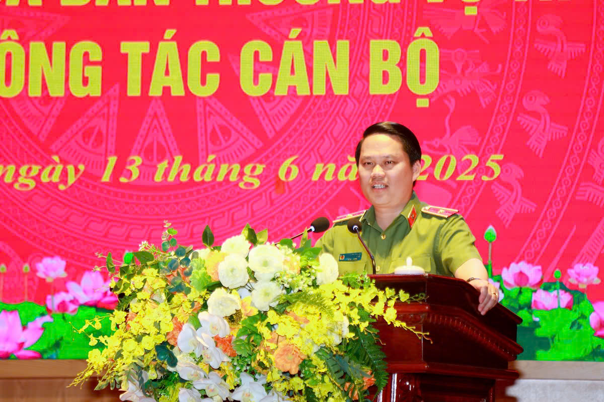 Đồng chí Thiếu tướng Bùi Quang Thanh, Chánh Thanh tra Bộ Công an cùng các đại biểu thuộc Thanh tra Bộ Công an, nguyên Ủy viên Ban Thường vụ Tỉnh ủy Nghệ An, Bí thư Đảng ủy, Giám đốc Công an tỉnh Nghệ An phát biểu tại buổi lễ