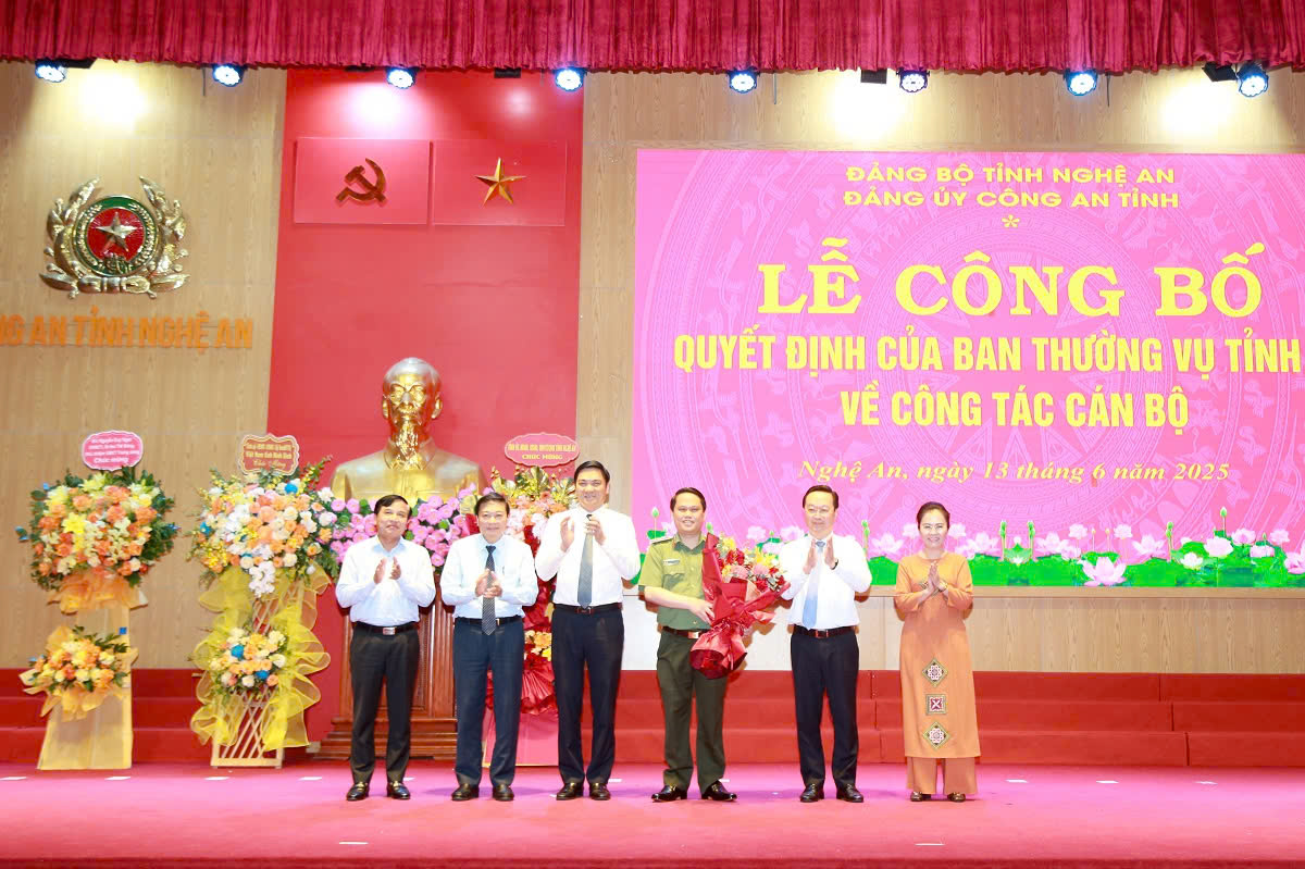 Các đồng chí trong Thường trực Tỉnh ủy tặng hoa chúc mừng đồng chí Thiếu tướng Bùi Quang Thanh, Chánh Thanh tra Bộ Công an, nguyên Ủy viên Ban Thường vụ Tỉnh ủy Nghệ An, Bí thư Đảng ủy, Giám đốc Công an tỉnh