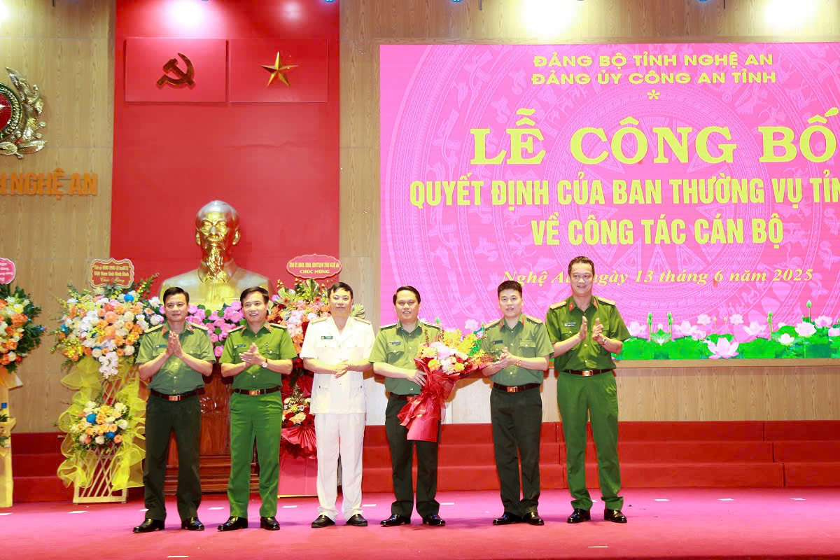 Đồng chí Đại tá Đinh Việt Dũng, tân Bí thư Đảng ủy, Giám đốc Công an tỉnh cùng các đồng chí trong Ban Thường vụ Đảng ủy, Lãnh đạo Công an tỉnh Nghệ An tặng hoa chúc mừng đồng chí Thiếu tướng Bùi Quang Thanh, Chánh Thanh tra Bộ Công an