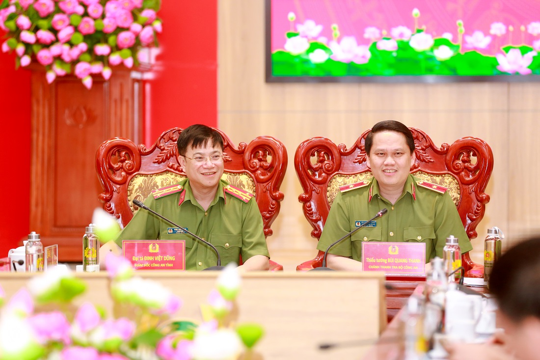 Đồng chí Thiếu tướng Bùi Quang Thanh, Chánh Thanh tra Bộ Công an, nguyên Giám đốc Công an tỉnh và đồng chí Đại tá Đinh Việt Dũng, Giám đốc Công an tỉnh đồng chủ trì buổi lễ