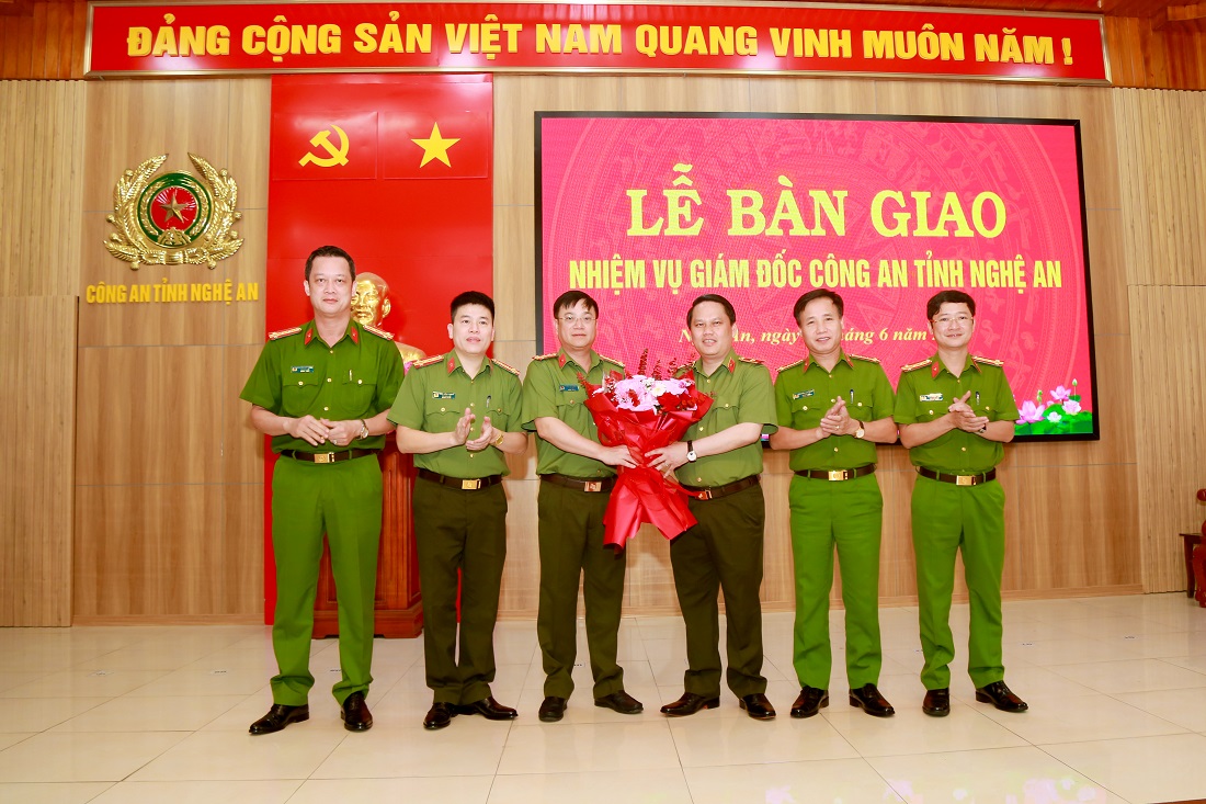 Các đồng chí trong Ban Thường vụ Đảng ủy, Lãnh đạo Công an tỉnh tặng hoa chúc mừng đồng chí Thiếu tướng Bùi Quang Thanh, Chánh Thanh tra Bộ Công an