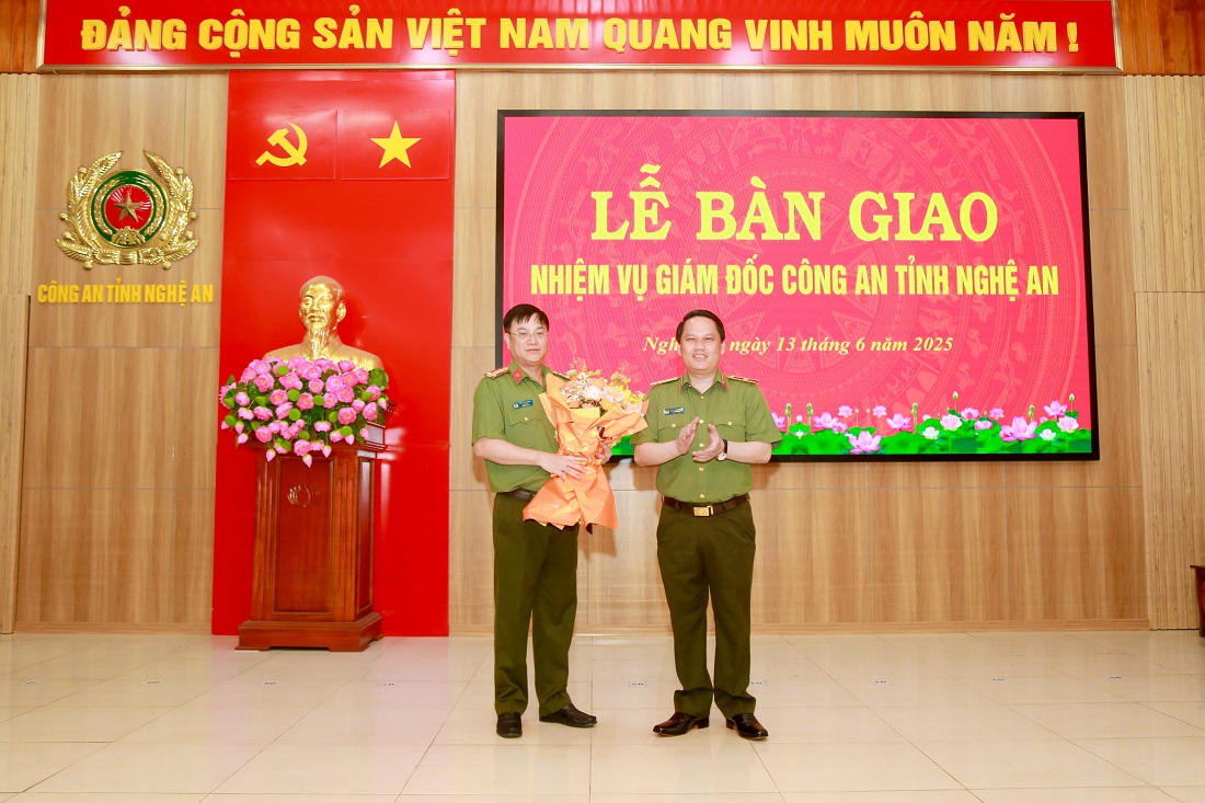 Đồng chí Thiếu tướng Bùi Quang Thanh, Chánh Thanh tra Bộ Công an tặng hoa chúc mừng đồng chí Đại tá Đinh Việt Dũng, Giám đốc Công an tỉnh Nghệ An