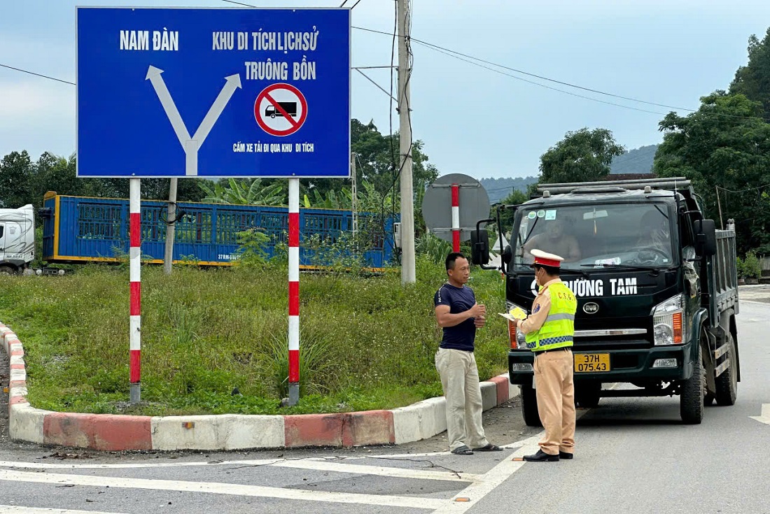 Đội CSGT đường bộ số 4 kiểm tra phương tiện lưu thông trên Quốc lộ 15A