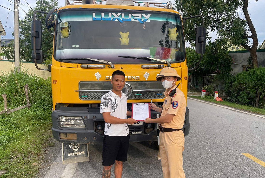 Lái xe thực hiện việc ký cam kết không đi vào tuyến đường cấm