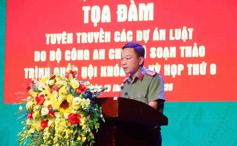 Trung tá Đào Anh Tới trình bày báo cáo kết quả xây dựng các dự án luật. 