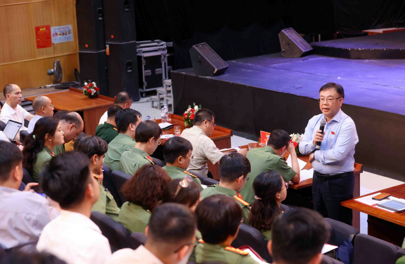 Đồng chí Nguyễn Công Long phát biểu tại buổi tọa đàm. 