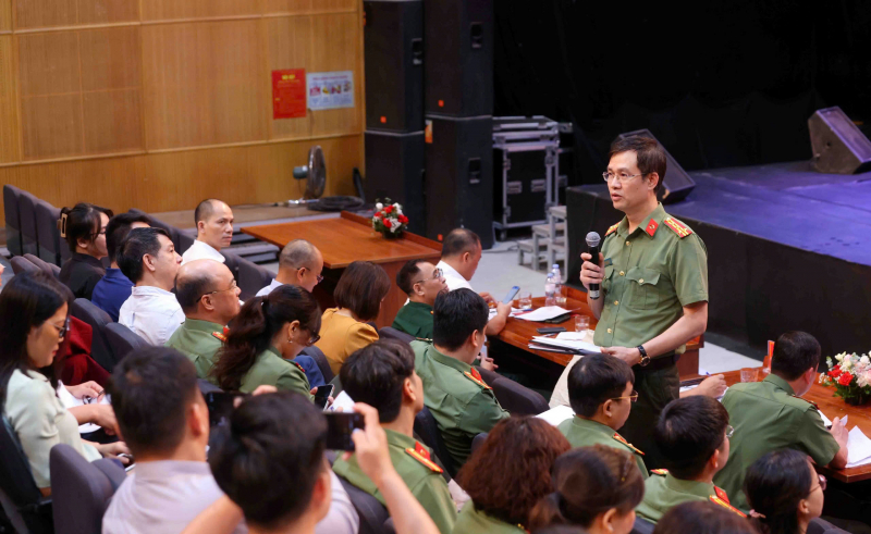 Đại tá Nguyễn Văn Thịnh trả lời các câu hỏi của báo chí liên quan đến nội dung của dự thảo Bộ luật Hình sự (sửa đổi). 