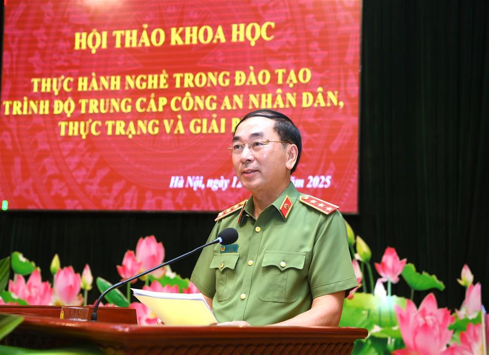 Thứ trưởng Trần Quốc Tỏ phát biểu tại Hội thảo.