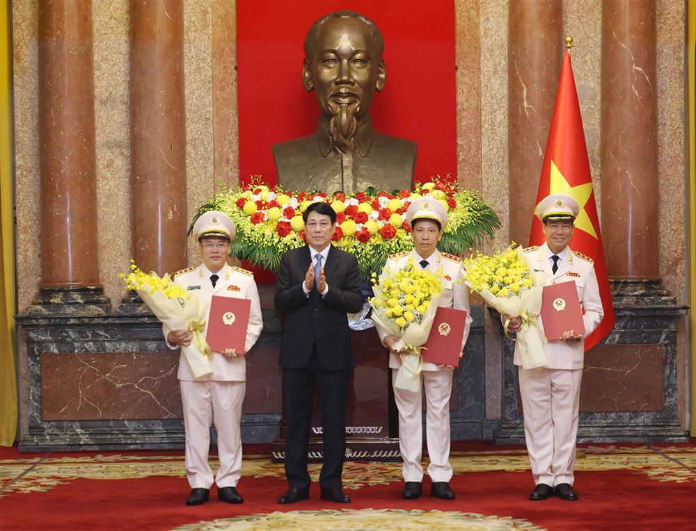 Trước đó, sáng cùng ngày, tại Phủ Chủ tịch, Chủ tịch nước Lương Cường đã trao Quyết định thăng cấp bậc hàm Thượng tướng đối với các đồng chí Thứ trưởng Bộ Công an Lê Tấn Tới, Lê Văn Tuyến, Nguyễn Văn Long.